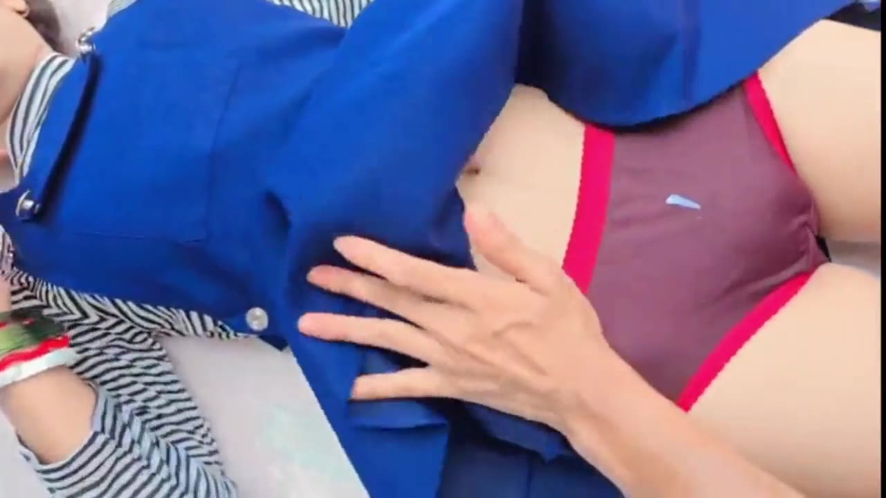 มาถึงก็ถกกระโปรงดูหีก่อนเลย หีโหนกนูนน่าเย็ดมากๆ